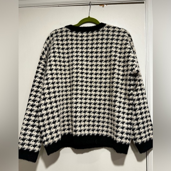 NWOT Women’s Cyrus Black & White Shaggy Fuzzy Houndstooth Crew Neck Sweater. Lg - Picture 2 of 10